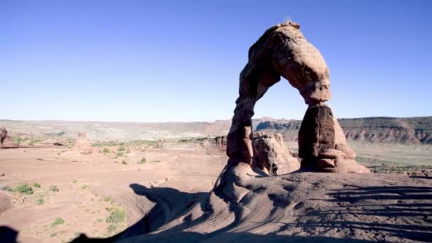 Vue panoramique de Delicate Arch sur un lever de soleil ensoleillé en été, parc national des Arches de l'Utah — Video