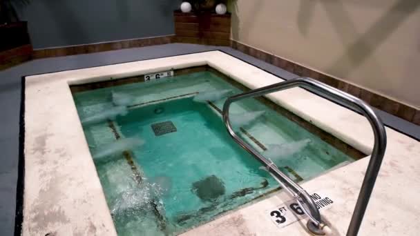 Bulles dans une piscine prête pour la thérapie de bain tourbillon dans le spa — Video