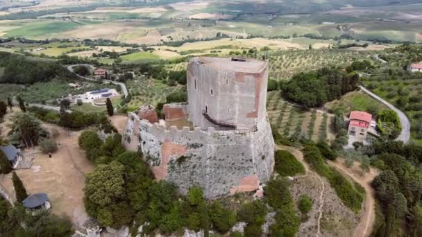 Ruïnes van het middeleeuwse fort Rocca van Orcia op een bewolkte lentedag. Toscane, Italië. Luchtfoto van drone tekening een cirkel rond toren — Stockvideo