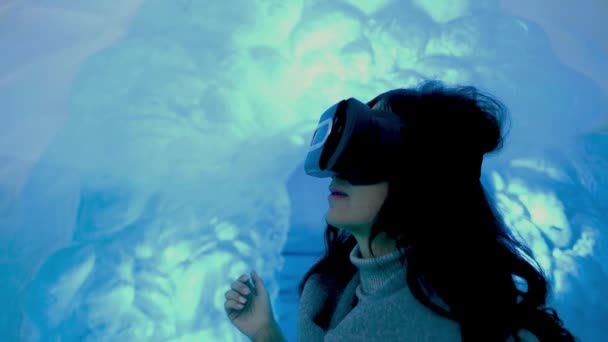 Kvinna med VR-glasögon som utforskar en isgrotta — Stockvideo