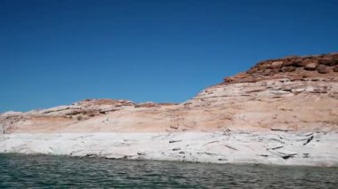 Powell Gölü Kanyonu, yaz mevsiminde bir tekne manzarası.