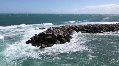 Sahil boyunca sıralanmış kayalar, deniz bariyeri