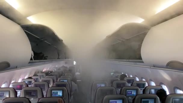 在一架商用飞机内注入喷洒清洁剂。眼镜蛇大流行中的消毒剂水滴 — 图库视频影像