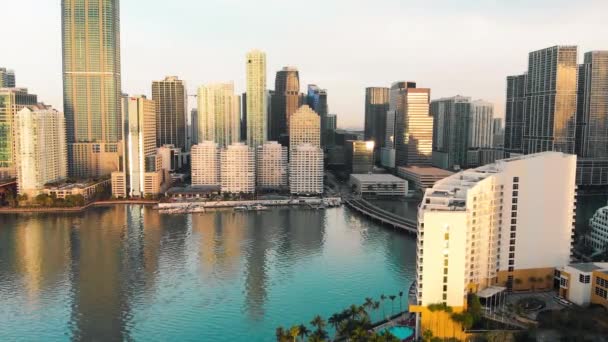 Vista aérea incrível drone do centro de Miami e Brickell Key ao amanhecer, Flórida — Vídeo de Stock