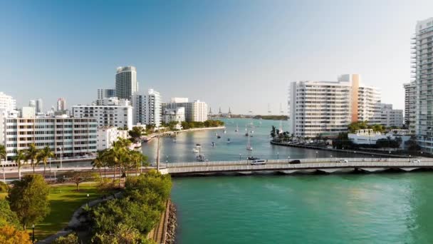 Miami budovy a řeka za slunečného dne, letecký výhled na Floridu — Stock video