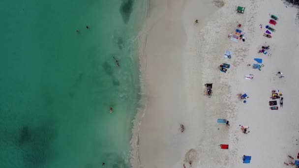 Letecký pohled na krásnou pláž v Thajsku, Drone hlediska — Stock video