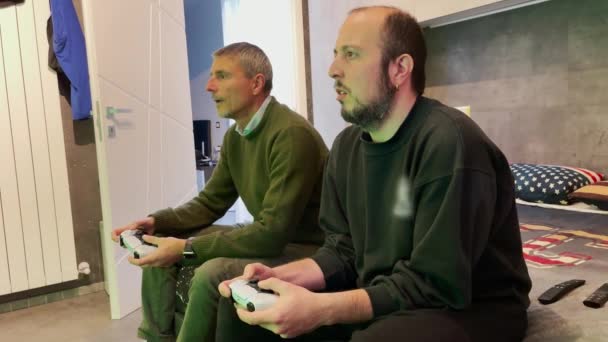 Dois homens jogando videogames de computador em casa — Vídeo de Stock