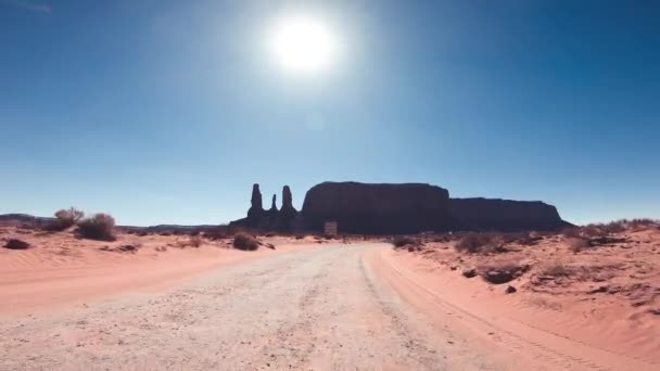 Křížení Mounument Valley v letní sezóně, pohled z přední části vozu — Stock video