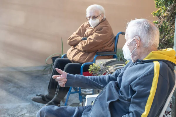 Homem Idoso Mulher Esperando Livre Para Receber Covid Vacina Pensando — Fotografia de Stock