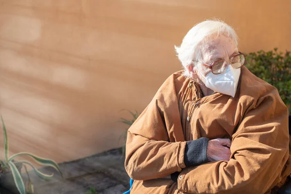 Starsza Kobieta Czeka Zewnątrz Aby Otrzymać Szczepionkę Covid Myśląc Działaniach — Zdjęcie stockowe