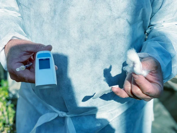 Preparing Covid Vaccine Outdoor Doctor Holding Tools Inoculate Vaccine — Stock Photo, Image