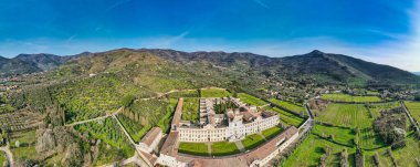 Calci, Pisa- Toskana 'nın eski ortaçağ charterhouse' u. İHA 'dan hava görüntüsü.