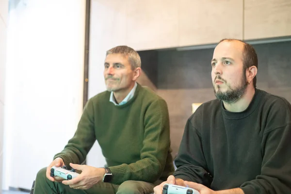 Twee Mannen Spelen Spelletjes Spelcomputer — Stockfoto