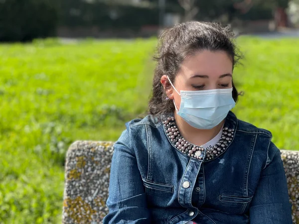 Junges Mädchen Der Bushaltestelle Trägt Maske Covid Pandemie — Stockfoto