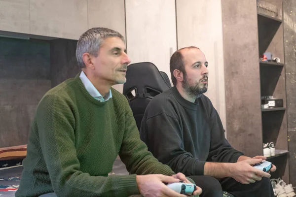 Deux Hommes Jouant Des Jeux Sur Console Jeu — Photo