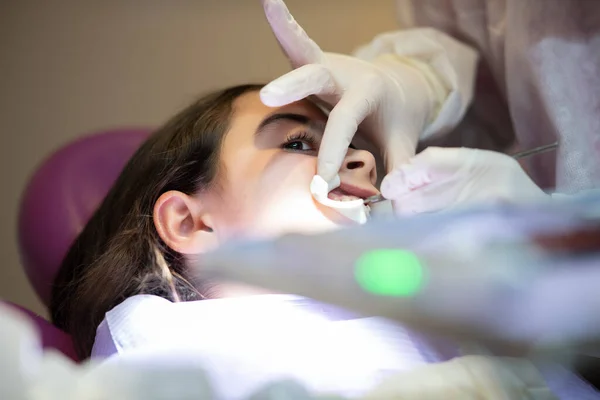 Rapariga Aparelho Abrir Boca Durante Exame Dos Dentes Perto Dentista — Fotografia de Stock