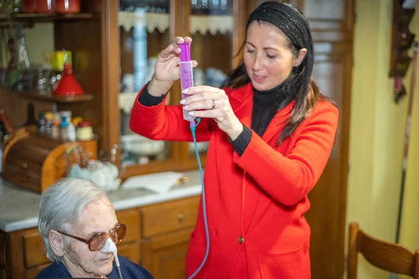 Voedsel Geven Aan Een Oudere Vrouw Met Nasogastrische Canule — Stockfoto