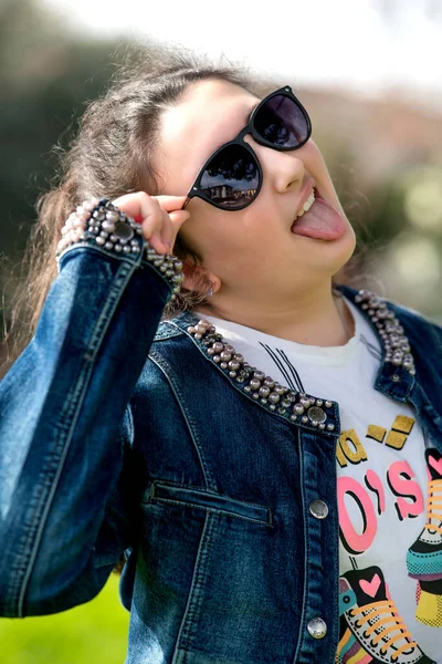 Young Girl Outdoor Wearing Sunglasses Making Grimaces Happy Outdoor Time — Stock Photo, Image