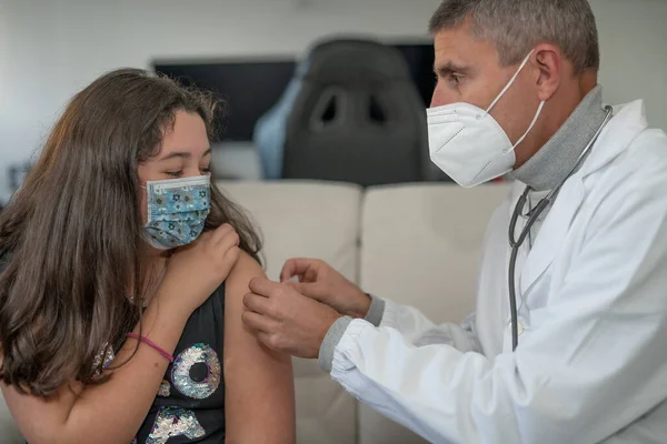 Fiatal Lány Kovid Vakcinát Kap Kovid Pandémiás Prevencióban — Stock Fotó