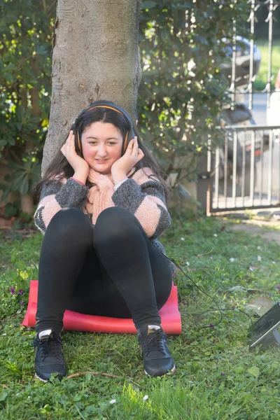 Junges Mädchen Kopfschmuck Sitzt Unter Einem Baum — Stockfoto