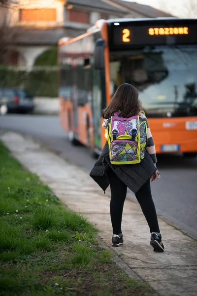 Jeune Fille Arrêt Bus Attendant Que Bus Arrive — Photo