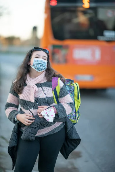 Fiatal Lány Buszmegállóban Maszkot Visel Járványban — Stock Fotó