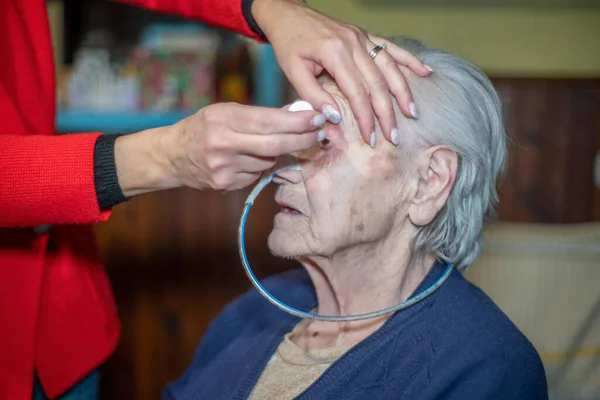 Medisch Oogdruppels Toedienen Aan Oudere Vrouwen Delicate Gezondheidsproblemen — Stockfoto