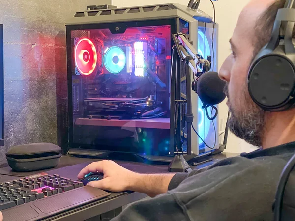 Ragazzo Che Lavora Con Suo Computer Moderno Indossando Cuffie — Foto Stock