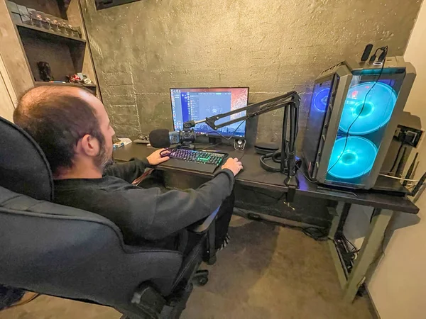 Uomo Che Lavora Con Suo Computer Moderno — Foto Stock