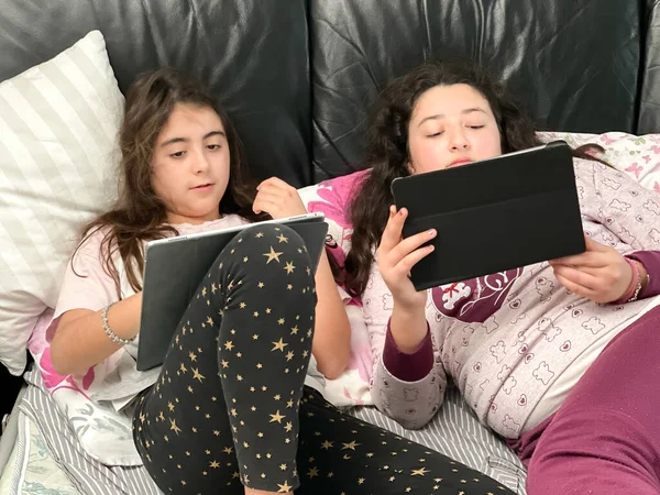 两个快乐的小女孩在家里玩平板电脑 — 图库照片