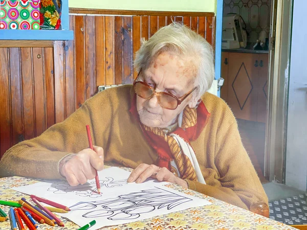 Oudere Vrouw Thuis Ontwerpt Schildert Een Stuk Papier Ouderen Vrije — Stockfoto