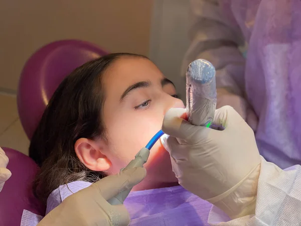 Mladá Dívka Rovnátka Otevření Úst Při Prohlídce Zubů Blízkosti Zubaře — Stock fotografie
