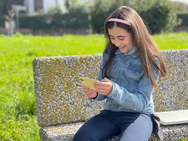 Junges Mädchen Freien Schaut Lächelnd Auf Das Smartphone — Stockfoto