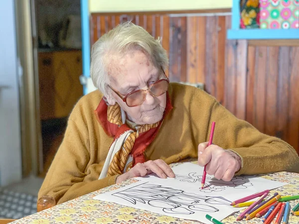 Femme Âgée Maison Concevoir Peindre Sur Morceau Papier — Photo