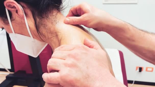 Massaggio al collo presso il centro di terapia in pandemia covid — Video Stock
