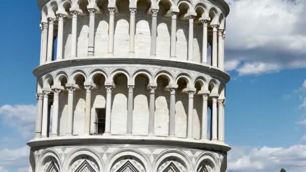 Majesteit van Pisa Scheve toren tegen blauwe lucht met wolken — Stockvideo