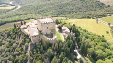 Drone, Orcia, Toskana 'lı Rocca' nın etrafında daireler çiziyor. Ünlü ortaçağ kasabasının bahar mevsiminde hava manzarası