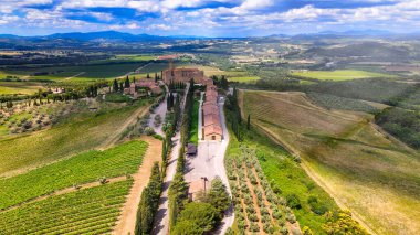 Tuscany 'deki insansız hava aracından Banfi Kalesi' nin hava görüntüsü, bahar mevsimi..