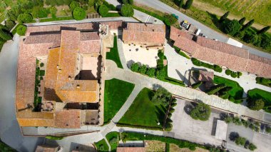 Tuscany 'deki insansız hava aracından Banfi Kalesi' nin hava görüntüsü, bahar mevsimi..