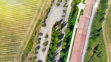 Tuscany 'deki insansız hava aracından Banfi Kalesi' nin hava görüntüsü, bahar mevsimi..