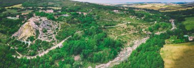 Bahar mevsiminde Toskana Tepeleri 'nin hava manzarası.