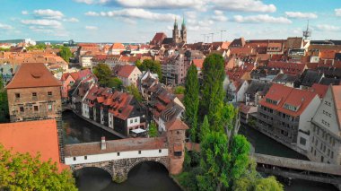 Almanya 'daki İHA' dan Nuremberg 'in hava görüntüsü ortaçağ silueti.