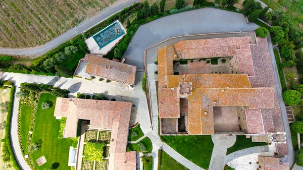 Luchtfoto Van Banfi Kasteel Vanaf Drone Toscane Voorjaarsseizoen — Stockfoto