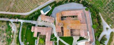 Tuscany 'deki insansız hava aracından Banfi Kalesi' nin hava görüntüsü, bahar mevsimi..