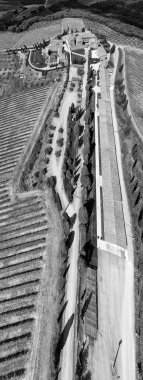 Tuscany 'deki insansız hava aracından Banfi Kalesi' nin hava görüntüsü, bahar mevsimi..