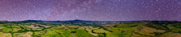 意大利托斯卡纳山庄春季空中景观 夜间无人驾驶飞机拍摄 — 图库照片