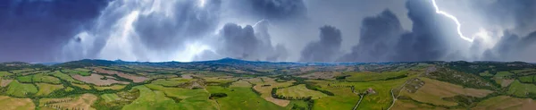 意大利托斯卡纳山庄春季的空中景观 来自暴风雨即将来临的无人驾驶飞机 — 图库照片