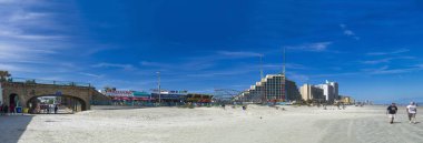 DAYTONA BEACH, FL - 10 Şubat 2016: Güneşli güzel bir günde şehir plajı, panoramik manzara.