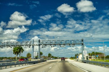 Florida, Şubat 2016: Güneşli bir günde Key West 'e giden yol.