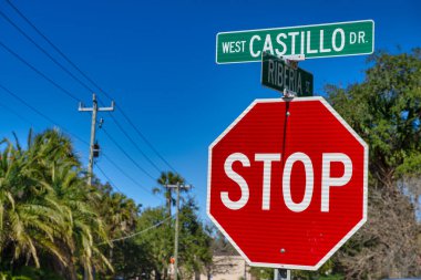 Florida 'da dur levhası ve tabela, palmiyeler ve güzel mavi gökyüzü..